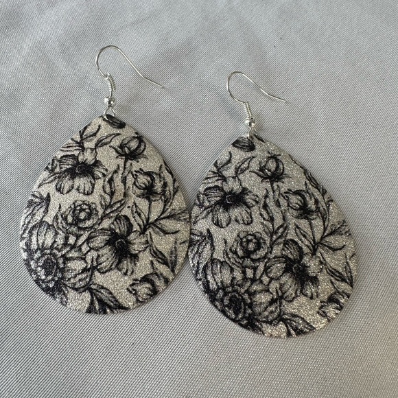 Pretty sparkly silvertone metal flower earrings - Picture 4 of 6